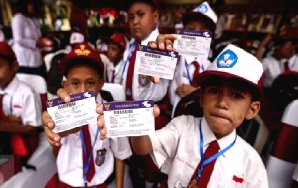 Program Beasiswa Pemerintah untuk Siswa Berprestasi dari Daerah
